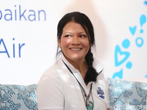 Contoh Nih! Sedang Isolasi Diri, Melanie Subono Bagi-bagi Masker Gratis