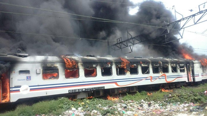 Imbas Kereta Terbakar, KCJ Minta Maaf Perjalanan KRL Priok-Kota Lebih Lama