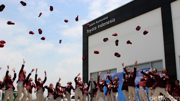 Toyota Luluskan Mahasiswa Akademi