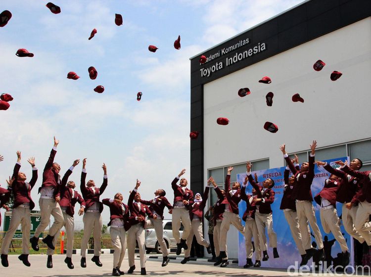 Toyota Luluskan Mahasiswa Akademi