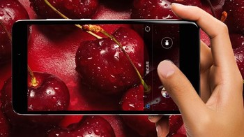Xiaomi melengkapinya dengan fitur aperture f/2.0, PDAF dan HDR. Kamera ini dapat merekam video resolusi 1080p 30 fps dan slo-mo 720p 120 fps. Foto: miui