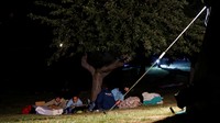 Korban gempa tidur di sebuah taman di Amatrice, Italia, Rabu (24/8). REUTERS/Ciro De Luca.