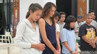 Tampak Nadine Chandrawinata dan Ully Triana khusyuk berdoa.