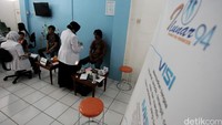 Warga mengantre untuk memeriksakan giginya.