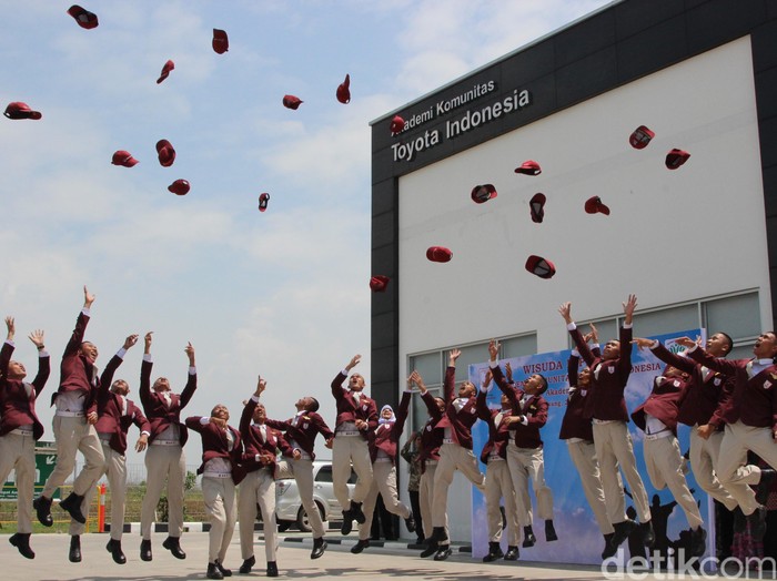 Toyota Luluskan Mahasiswa Akademi Toyota