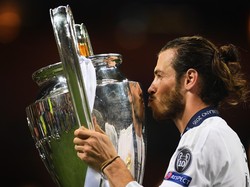 Sukses Real Madrid di Liga Champions membuat Bale kembali bisa berakrab-ria dengan si Telinga Besar di tahun 2016. Foto: Getty Images/Laurence Griffiths