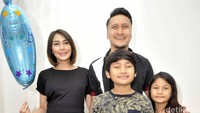 Ari, Fenita dan kedua anaknya saat ditemui di Rumah Sakit Brawijaya, Kebayoran Baru, Jakarta Selatan pada Kamis (25/8/2016). Pool/Noel/detikFoto.