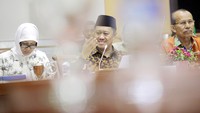 Ternyata sebelumnya ada 181 orang yang mendaftar menjadi calon hakim agung, bagaimana cara Komisi Yudisial (KY) menyeleksi pendaftar agar calon hakim agung yang terpilih bukan diisi para pencari kerja (job seeker) belaka. 