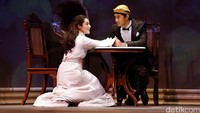 Sebelumnya ‘Bumi Manusia’ sudah ditampilkan dalam versi teater bersama Reza Rahadian sebagai Minke dan Chelsea Islan sebagai Annelis dalam tajuk ‘Bunga Penutup Abad’. Rengga Sancaya/detikFoto.