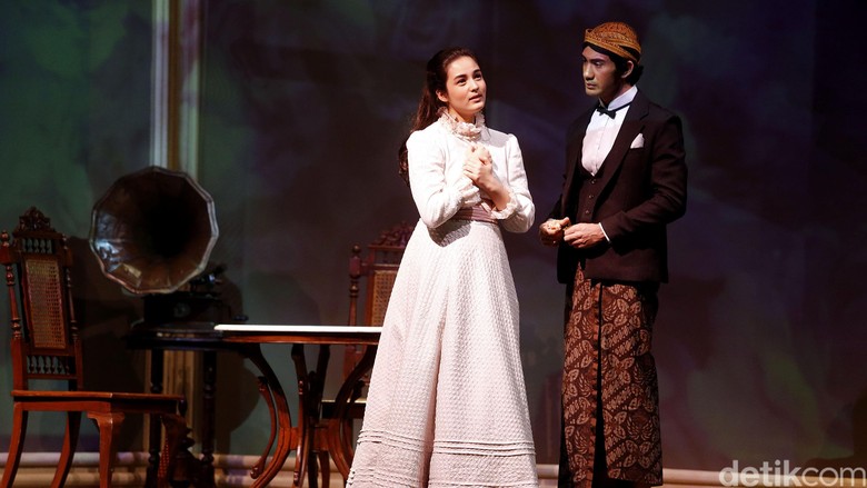 Tiket Teater Bunga Penutup Abad Dibanderol Mulai Rp 200 Ribu Tiket Teater Bunga Penutup Abad Dibanderol Mulai Rp 200 Ribu