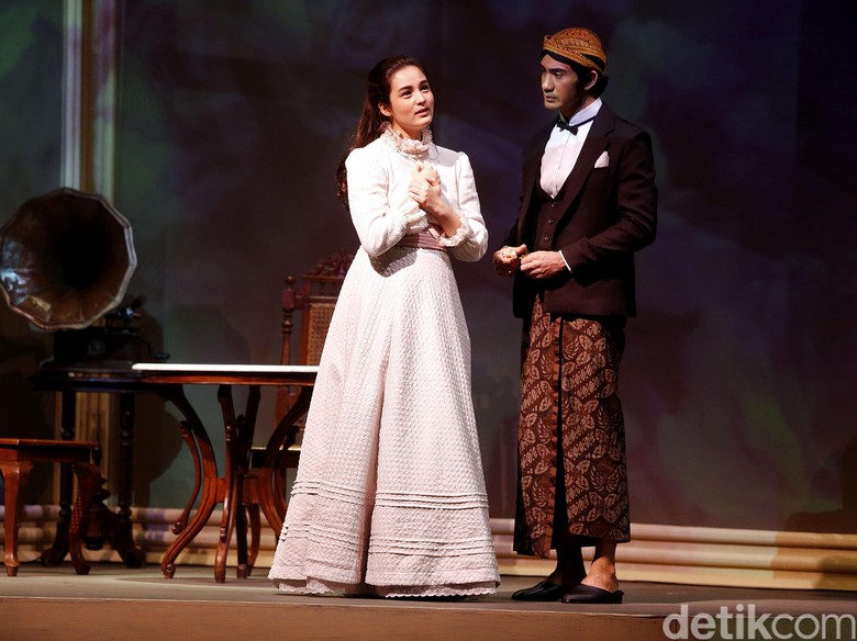 Reza Rahadian Hapalkan Naskah Bunga Penutup Abad Lagi dari Nol Foto: Rengga Sancaya Reza Rahadian Hapalkan Naskah Bunga Penutup Abad Lagi dari Nol Foto: Rengga Sancaya