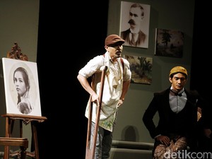 Alasan Happy Salma Pentaskan Bunga Penutup Abad di Bandung