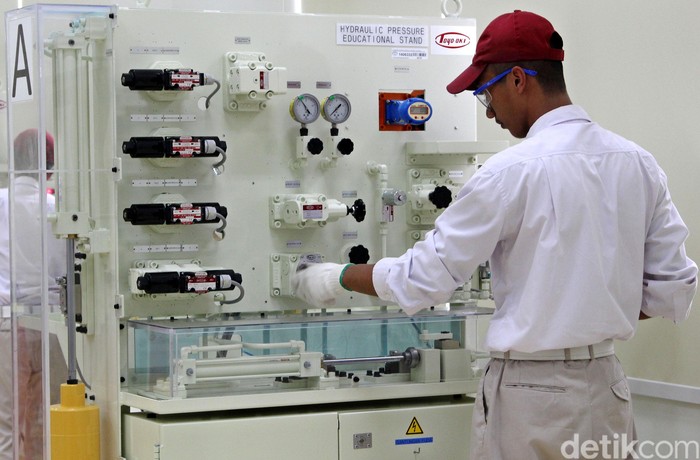 Toyota Indonesia Akademi meluluskan angkatan pertama dengan predikat Diploma 1 jurusan Teknik Pemeliharaan Mesin Otomasi. Tercatat sebanyak 32 mahasiswa dinyatakan lulus.
