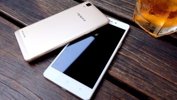 Masuk ke tiga besar, lagi-lagi Oppo menunjukkan kualitasnya lewat F1. Selain kamera selfie 8 MP yang jadi pemikat, ponsel seharga Rp 2,8 juta ini juga menyodorkan RAM hingga 3 GB. Foto: Istimewa