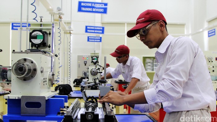 Toyota Indonesia Akademi meluluskan angkatan pertama dengan predikat Diploma 1 jurusan Teknik Pemeliharaan Mesin Otomasi. Tercatat sebanyak 32 mahasiswa dinyatakan lulus.
