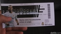Tiket masuk ke stadion. Jika sedang tidak ada pertandingan, stadion ini dijadikan objek wisata yang ramai dikunjungi turis maupun pecinta klub bola Real Madrid. Dengan harga 20 Euro atau sekitar Rp 300.000 (Rizky/detikTravel)