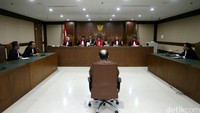 Kasubdit Perdata Mahkamah Agung (MA) Andri Tristianto Sutrisna menjalani sidang dengan agenda pembacaan putusan di Pengadilan Tipikor, Jakarta, Kamis (25/8/2016).
