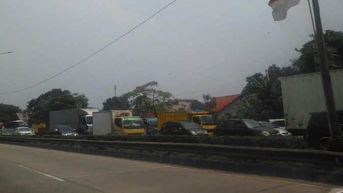 Ada Perbaikan Jalan di Cikarang, Tol JORR Arah Cikampek Macet Panjang