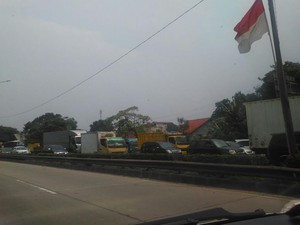 Ada Perbaikan Jalan di Cikarang, Tol JORR Arah Cikampek Macet Panjang