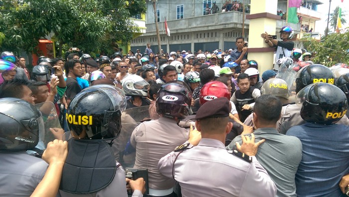 Demo di Polres Meranti Kembali Memanas, 2 Motor Polisi Dibakar Warga