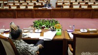 Wakil Ketua Komisi III Benny Kabur Harman mencecar Marsidin perihal penggunaan hati nurani ini.