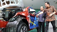 Ketua DPD Irman Gusman mengunjungi pabrik perakitan mobil dan Pusat Riset dan Pengembangan (R&D) PT Astra Daihatsu Motor (ADM) di Karawang.