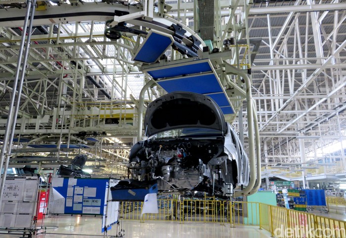 Daihatsu memproduksi Toyota Calya dan Sigra di Karawang, tepatnya di Kawasan Industri Surya Cipta, Jl. Surya Pratama Blok I Kav. 50. Yuk kita intip seperti apa pabrik ini.