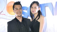Eza tampak mesra bersama sang kekasih. Pool/Noel/detikFoto.