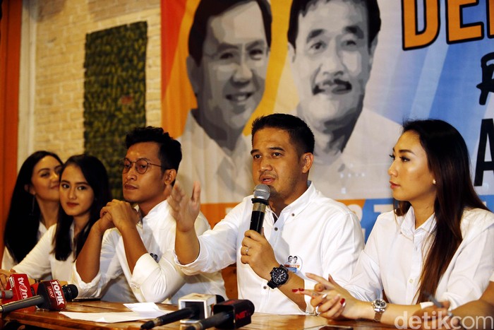 Relawan Ahok-Djarot Muncul, Kirim Roti Buaya ke Balaikota