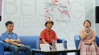 Mereka membicarakan tentang identitas, perjalanannya menulis dan soal budaya dua negara.