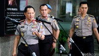 Kapolri Jenderal Tito Karnavian (kiri) meninggalkan rapat sebelum konfrensi press dimulai.