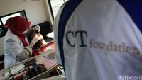 CT Arsa Foundation dan Ilunar94 Foundation (Ikatan Alumni SMP 1 Cimanggis) melakukan pemeriksaan gigi secara cuma-cuma, Kamis (25/8/2016).