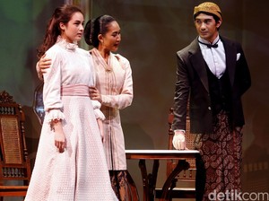 Para Pemain Ungkap Tantangan Terlibat di Bunga Penutup Abad