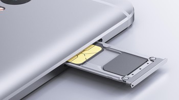 Ponsel ini mendukung dual SIM dengan slot MicroSD. Foto: internet