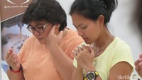 Lola Amaria mengumpulkan para pemain untuk berdoa demi kelancaran syuting yang dimulai pada hari ini Jumat (26/8/2016).