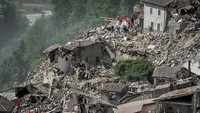 Sebuah kawasan pemukiman di Pescara del Tronto, Italia, hancur akibat gempa. REUTERS/Adamo Di Loreto.