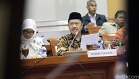 Rapat tersebut untuk meminta masukan akan adanya proses uji kepatutan dan kelayakan terhadap tujuh calon hakim agung yang dilakukan oleh Komisi III DPR.