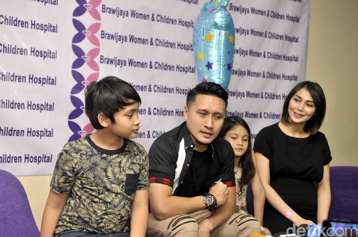 Cerita Fenita dan Arie Untung yang Kompakan Sakit