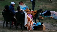 Satu keluarga mengevakuasi diri ke taman di Amatrice. REUTERS/Stefano Rellandini.