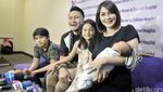 Happy Family! Bahagianya Keluarga Fenita Arie bersama Anak Ketiganya