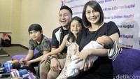 Senyum sumringah Fenita dan keluarga bersama sang bayi Atha, panggilan anak ketiganya. Pool/Noel/detikFoto.
