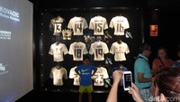 Pengunjung yang sedang berpose di depan seragam bola. Selain melihat stadion dari bangku penonton dan jarak dekat, pengunjung juga dapat mengunjungi museum kecil yang terdapat di dalam stadion (Rizky/detikTravel)