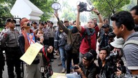 Puluhan petugas kepolisian berjaga selama aksi berlangsung.