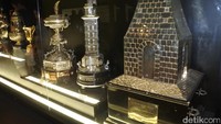 Aneka piala yang disabet oleh Real Madrid. Selain itu, pengunjung juga dapat melihat dan menengok dressing room atau ruang ganti pemain Real Madrid, duduk di kursi penonton dan juga kursi penonton eksekutif (Rizky/detikTravel)