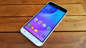 Kemudian yang menempati peringkat ke-9 adalah Galaxy J3 yang lagi-lagi bikinan Samsung. Dengan jeroan quad core, RAM 1,5 GB dan kamera 8 MP serta layar 5 inch HD, Galaxy J3 dibanderol di kisaran 2,3 jutaan. Foto: Istimewa