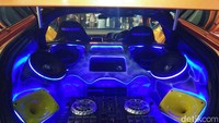 Spesifikasi audio terbaik pun diberikan H2O Bodywork. Dengan ikut menyelipkan Samsung Galaxy Tab, yang dikawinkan dengan Venom VX1112W subwoffer 12 inci, Venom monoblock, Venom 64.4 chanell amplifier, serta Ground Zero SPL.