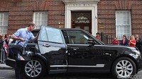 Range Rover ini pertama kali digunakan Pangeran William pada 3 tahun yang lalu untuk mengantar anak pertamanya, Pangeran George dari rumah sakit ke rumah. (Istimewa).