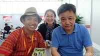 Agustinus Wibowo dan Yu Hua berfoto bersama.