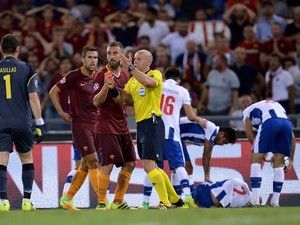 Bek Porto Harus Jalani Operasi Usai Diterjang De Rossi