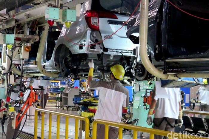 Daihatsu memproduksi Toyota Calya dan Sigra di Karawang, tepatnya di Kawasan Industri Surya Cipta, Jl. Surya Pratama Blok I Kav. 50. Yuk kita intip seperti apa pabrik ini.